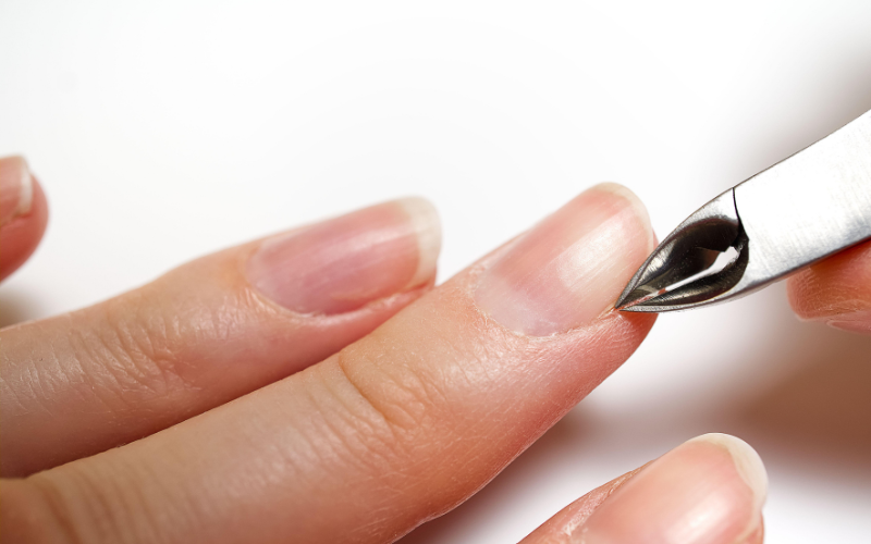 セルフジェルの甘皮ケア（浮き防止の下処理）