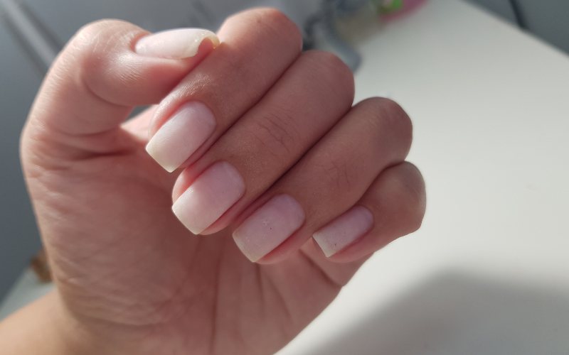 サンディング後の爪表面（ツヤを落として密着を上げる）