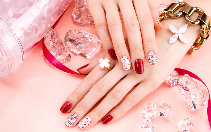 オホーラネイルの手順（下準備→貼る→硬化→削る）