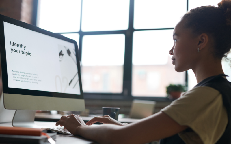 alt="クラウドワークスで初心者向け案件を選ぶ画面イメージ"