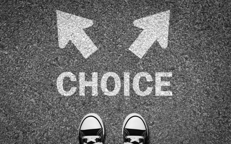 SNS活用検定2級と1級のどちらを選ぶか考える人のイメージ