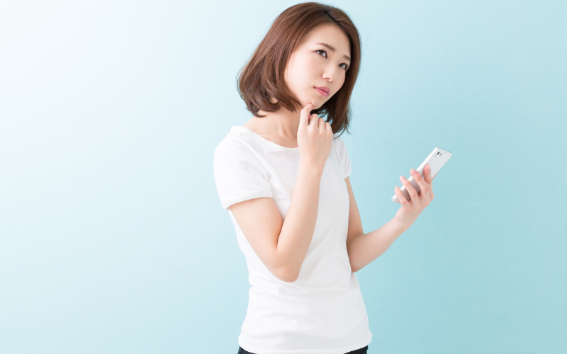 PORTの口コミや評判を調べている女性のイメージ