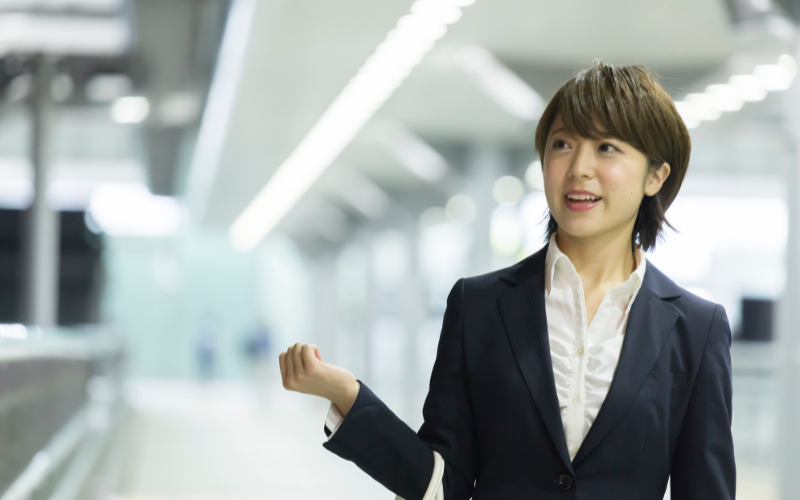 PORTを仕事帰りに使う女性のイメージ