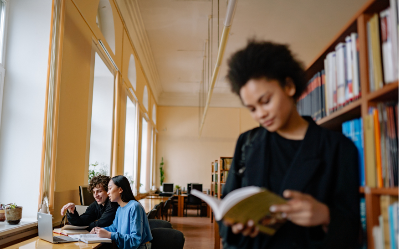 SNS活用検定を独学で進めるか迷う人のイメージ