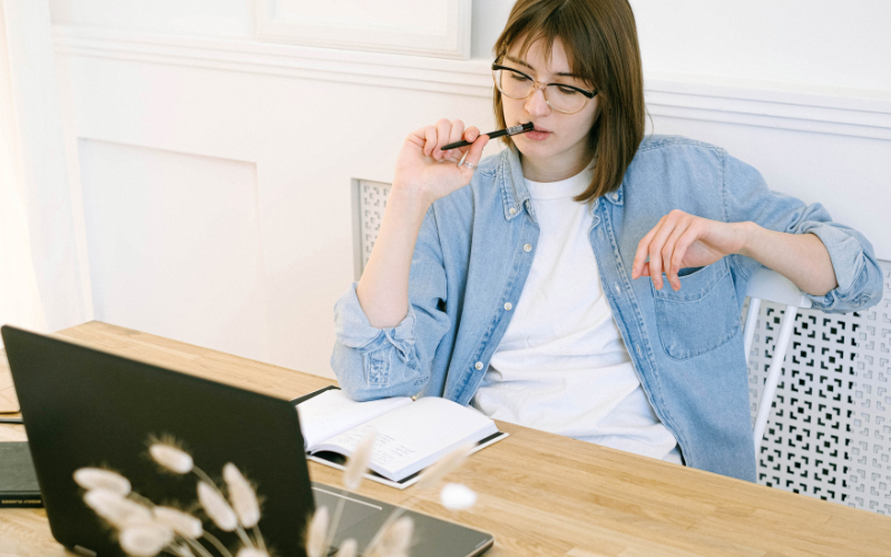 SNS活用検定を独学で進めるか考える人のイメージ